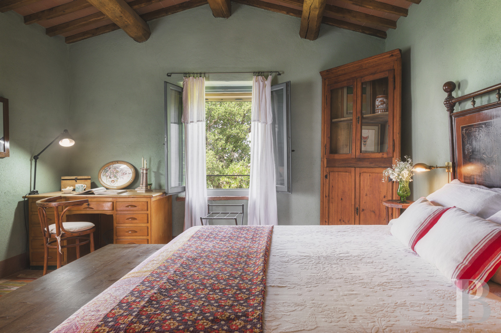An old olive grove farmhouse restored to its former glory, overlooking the countryside in the Val d'Orcia in Tuscany - photo  n°34